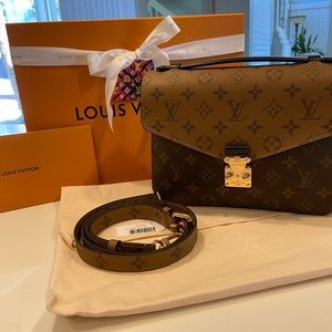 💯 Authentic Louis Vuitton Pochette Metis